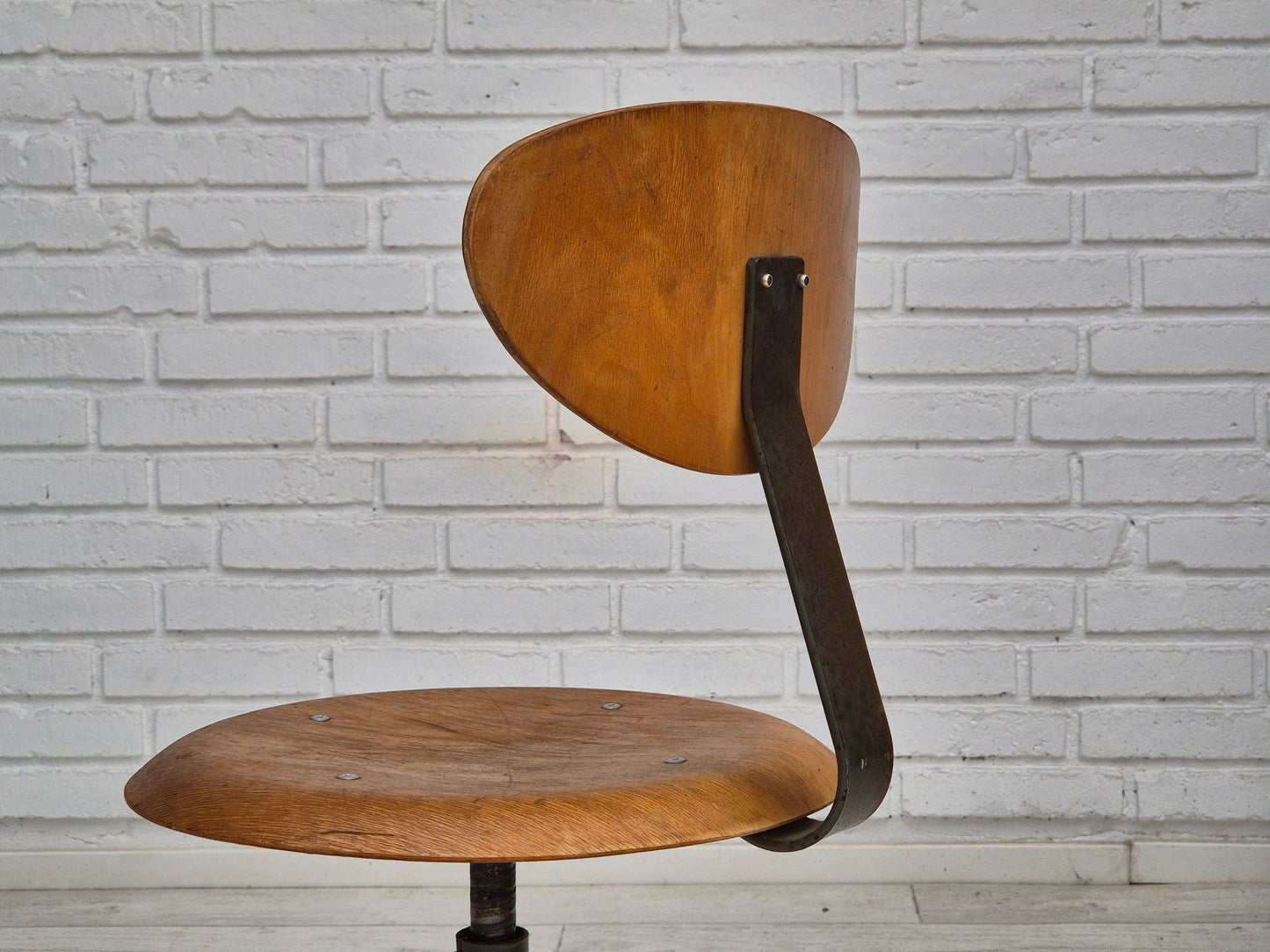 1960s, Swedish swivel chair, original condition, bent plywood.