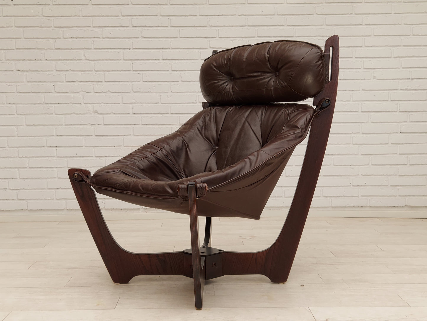 1970s, Norwegian design by Odd Knutsen for Hjellegjerde Møbler, lounge chair model "Luna", original condition.