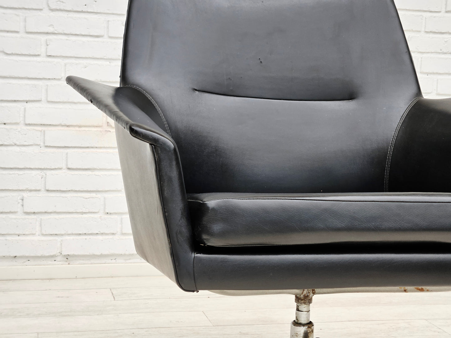 1960s, scandinavian design, swivel chair, original condition, artificial leather, cast aluminum base.