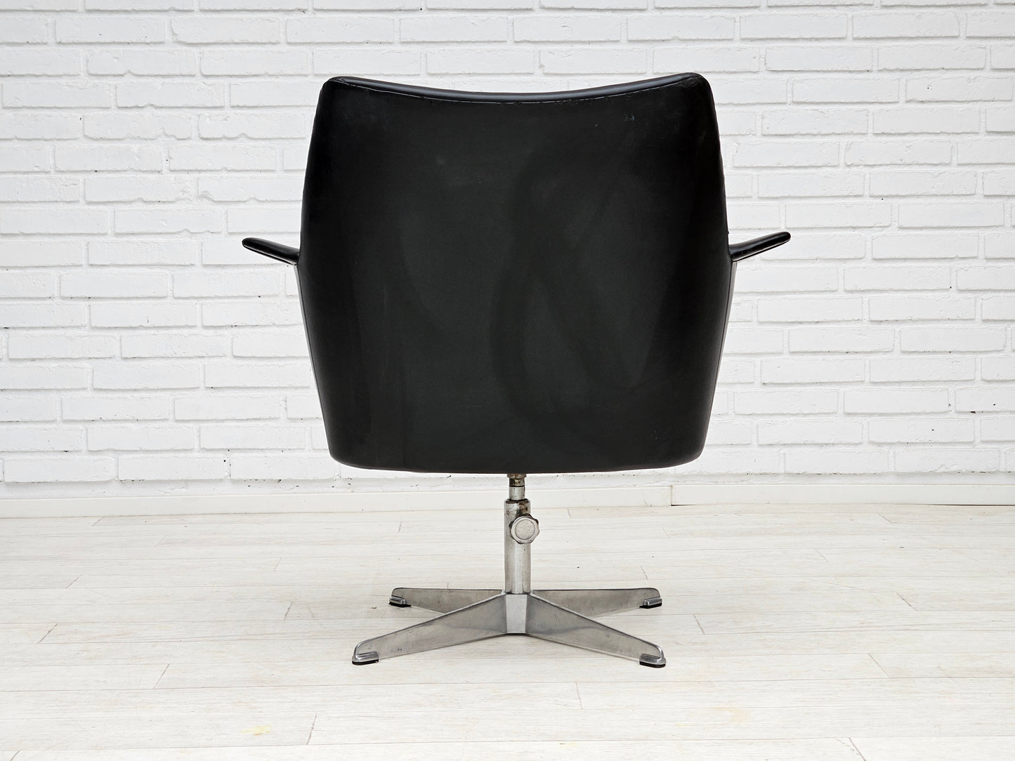 1960s, scandinavian design, swivel chair, original condition, artificial leather, cast aluminum base.