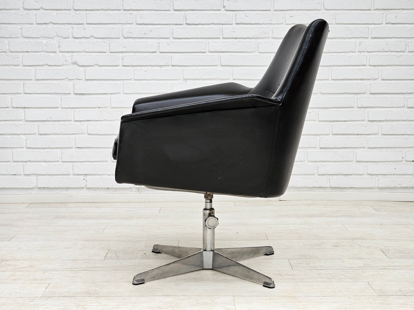 1960s, scandinavian design, swivel chair, original condition, artificial leather, cast aluminum base.