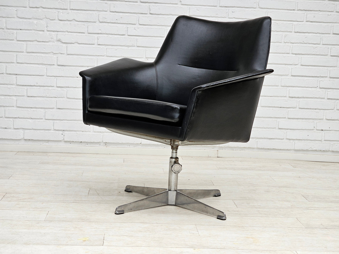 1960s, scandinavian design, swivel chair, original condition, artificial leather, cast aluminum base.