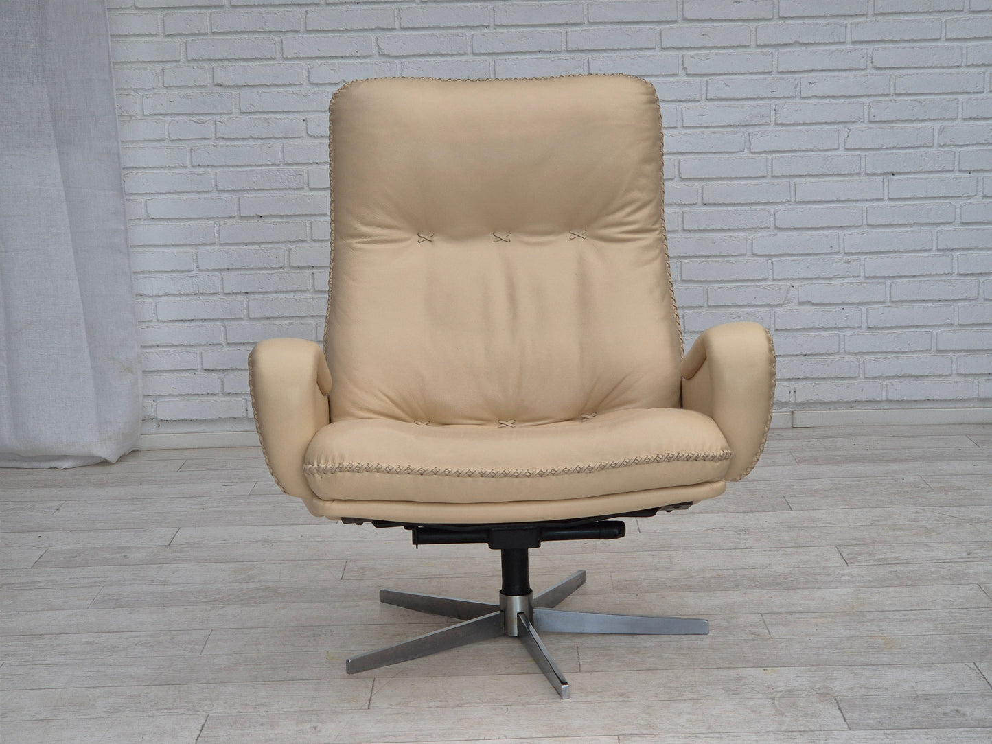 1970s, Swiss design by de Sede, swivel chair model S231 James Bond, original condition.