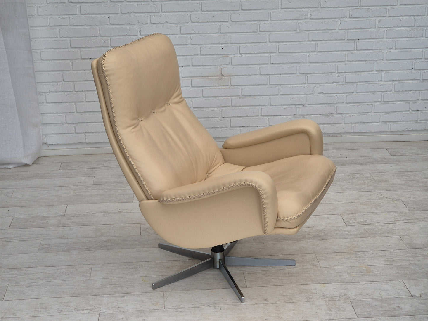 1970s, Swiss design by de Sede, swivel chair model S231 James Bond, original condition.