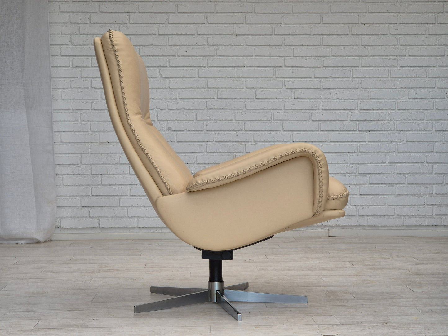 1970s, Swiss design by de Sede, swivel chair model S231 James Bond, original condition.