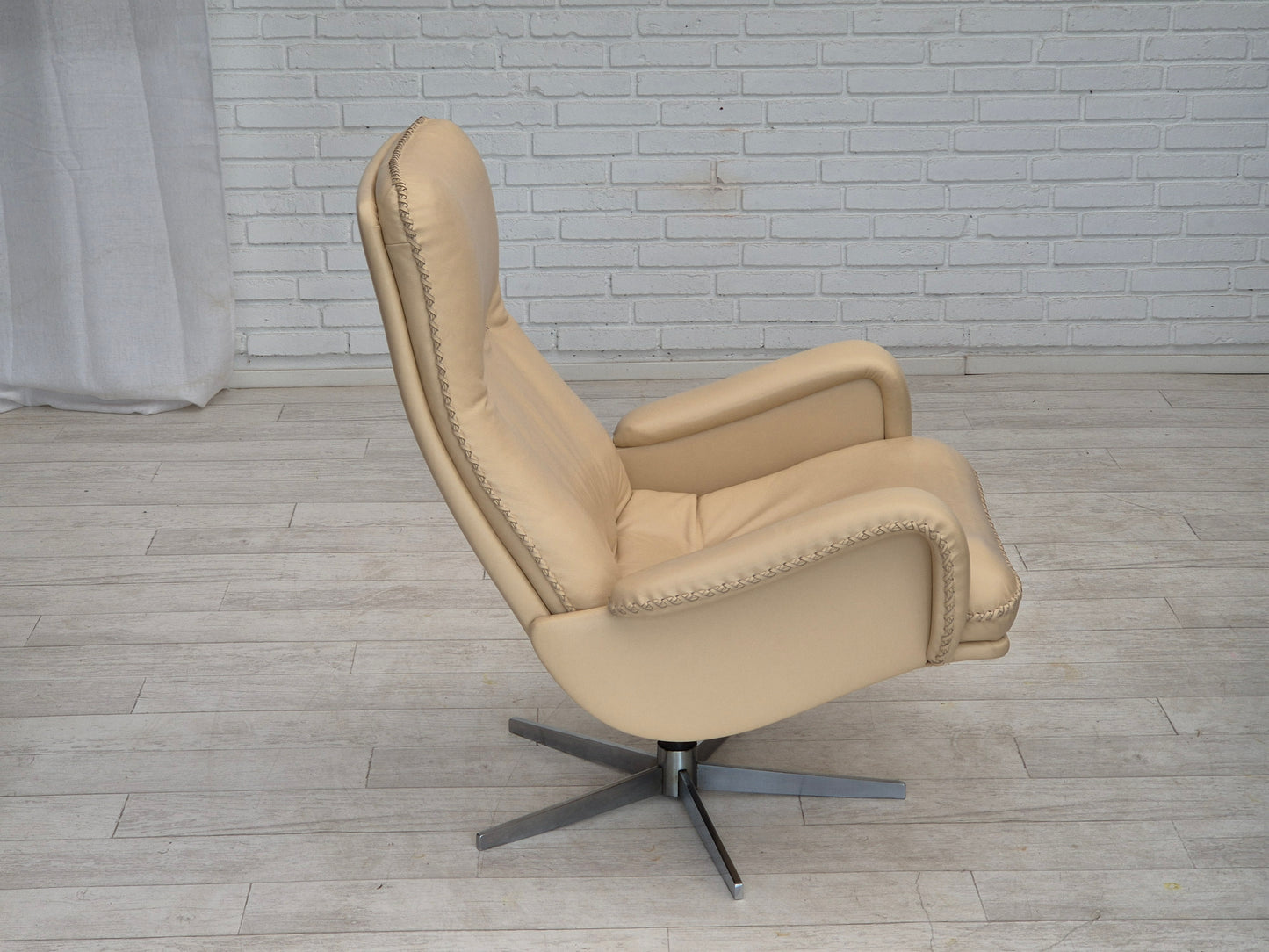 1970s, Swiss design by de Sede, swivel chair model S231 James Bond, original condition.