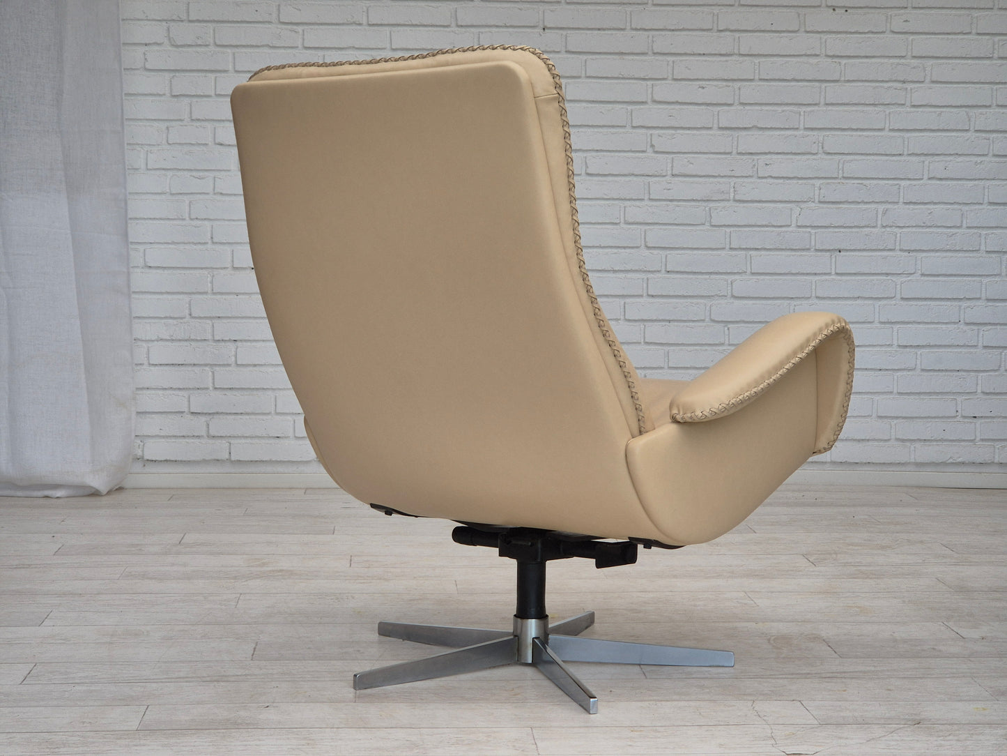 1970s, Swiss design by de Sede, swivel chair model S231 James Bond, original condition.