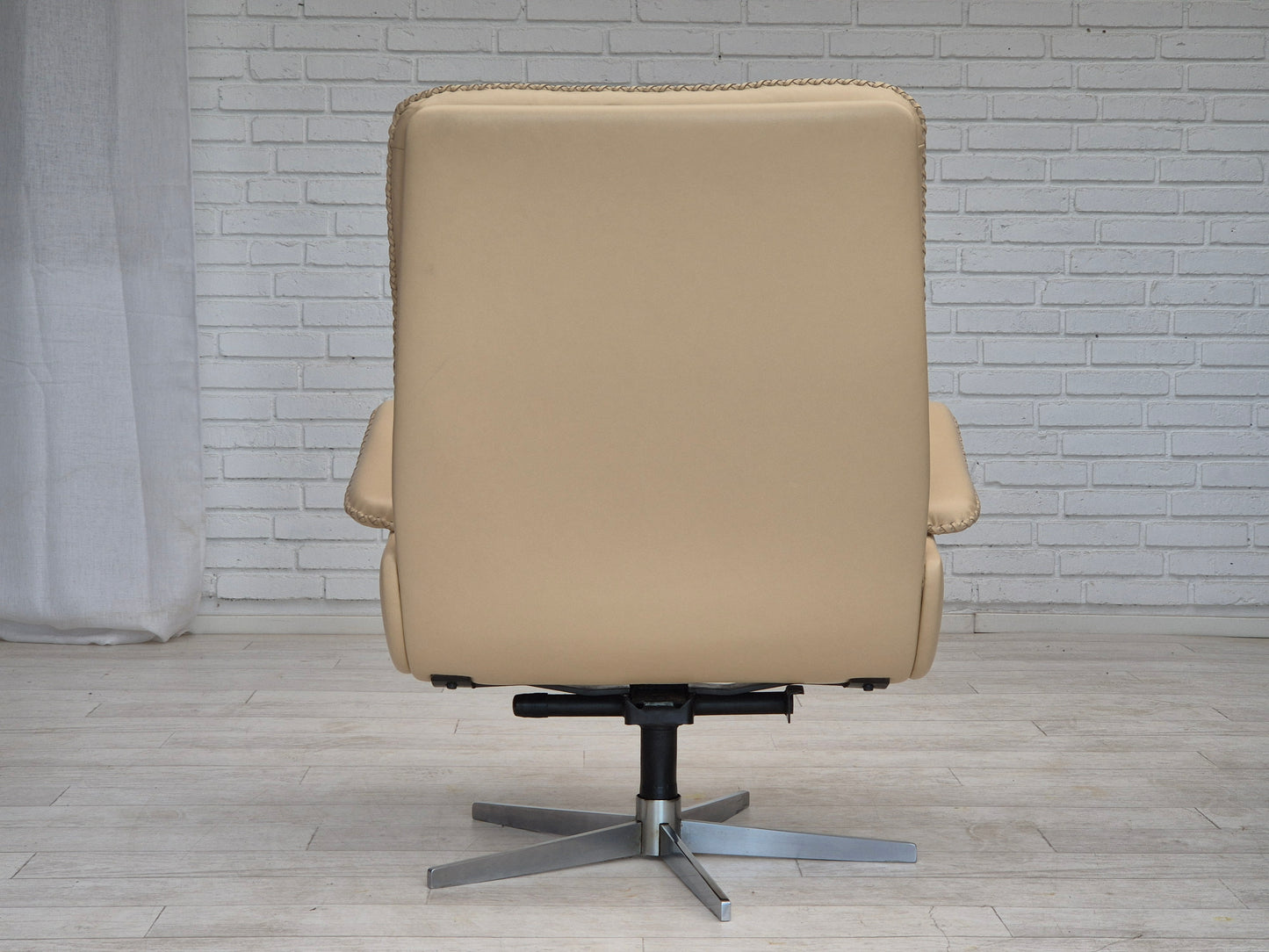 1970s, Swiss design by de Sede, swivel chair model S231 James Bond, original condition.