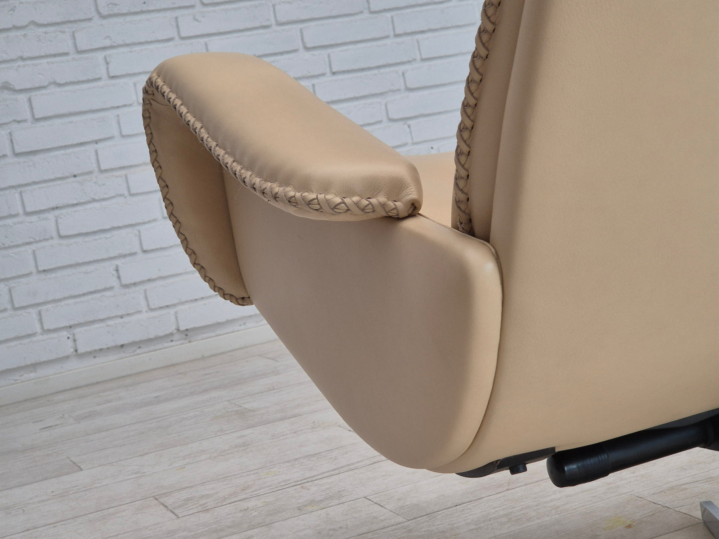 1970s, Swiss design by de Sede, swivel chair model S231 James Bond, original condition.