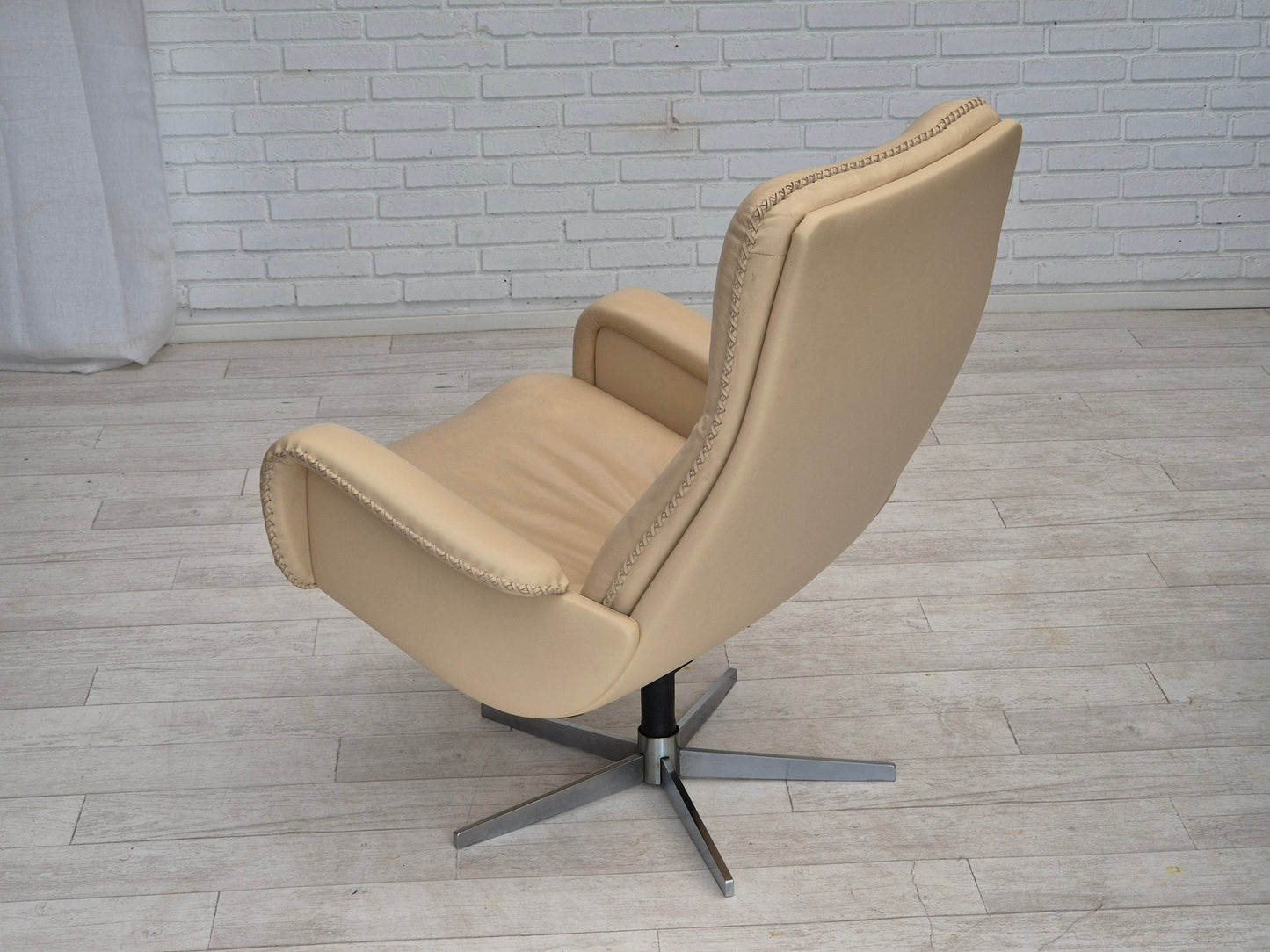 1970s, Swiss design by de Sede, swivel chair model S231 James Bond, original condition.