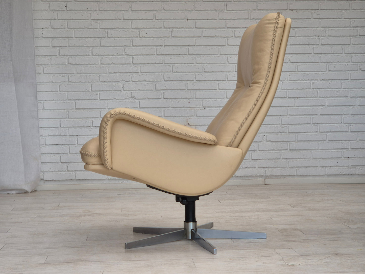 1970s, Swiss design by de Sede, swivel chair model S231 James Bond, original condition.