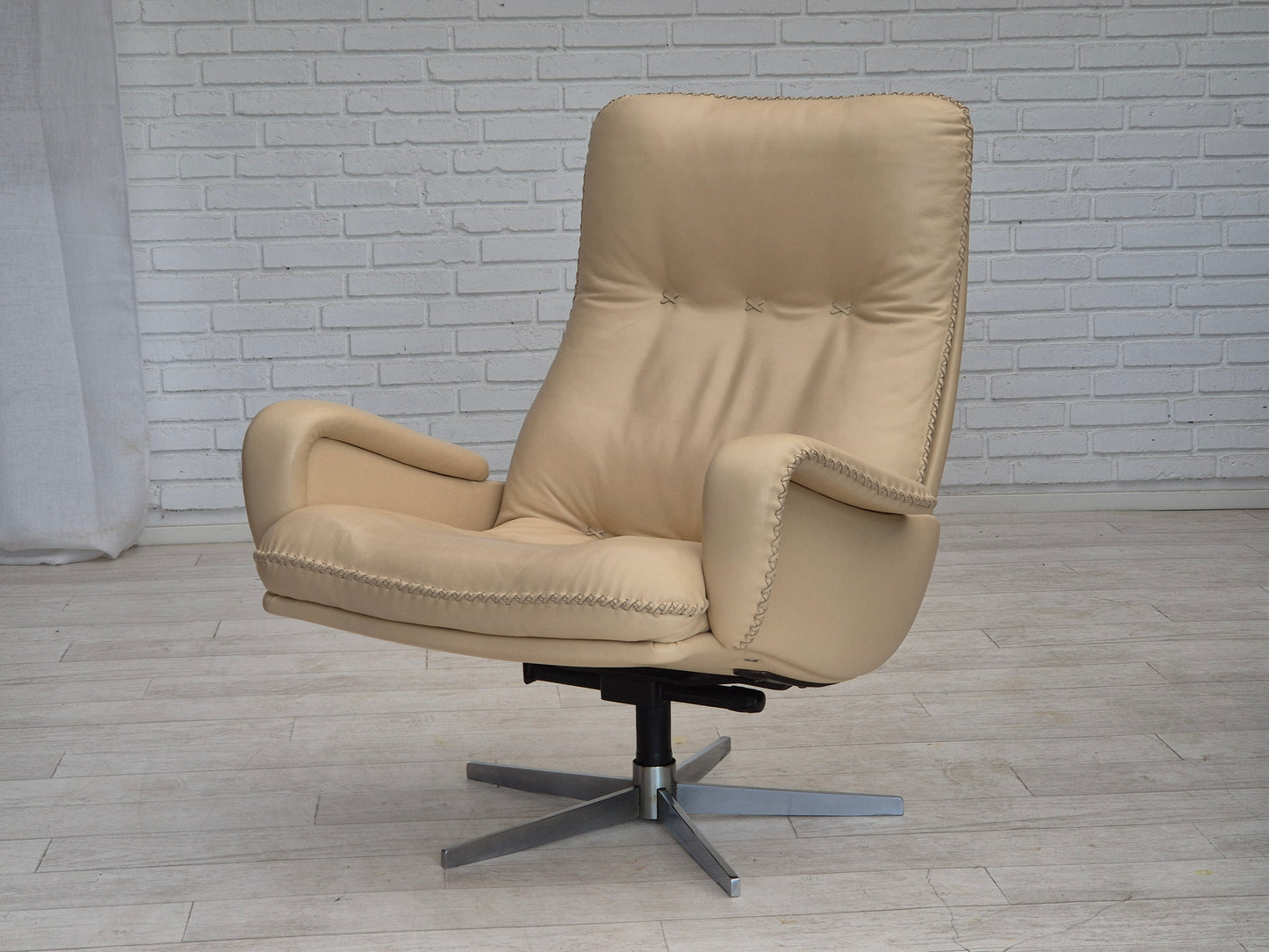 1970s, Swiss design by de Sede, swivel chair model S231 James Bond, original condition.