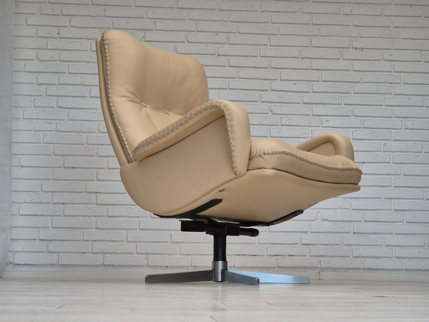 1970s, Swiss design by de Sede, swivel chair model S231 James Bond, original condition.