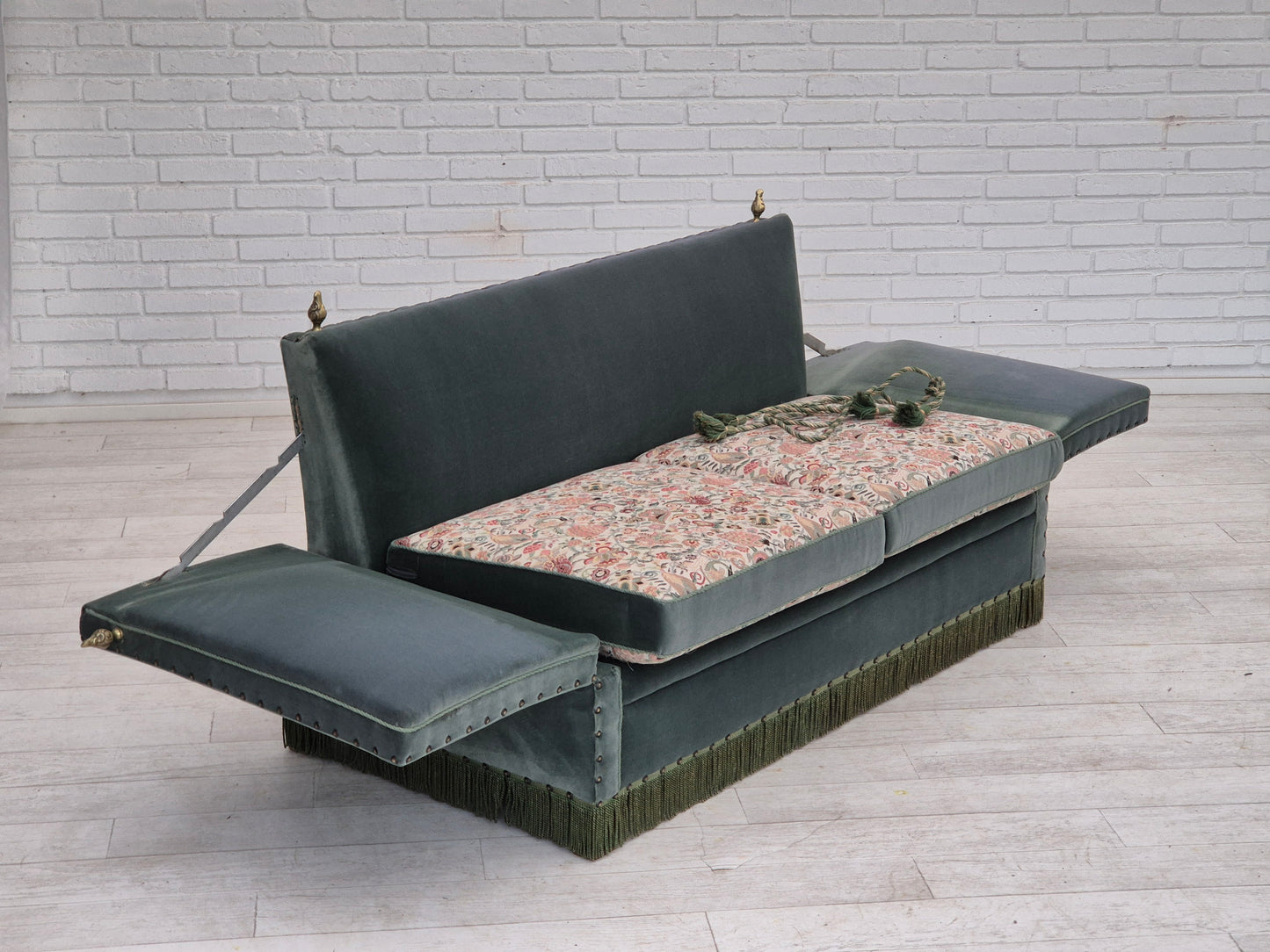 Canapé danois "espagnol" à accoudoirs tombants des années 1970, état d'origine, mobilier en velours.