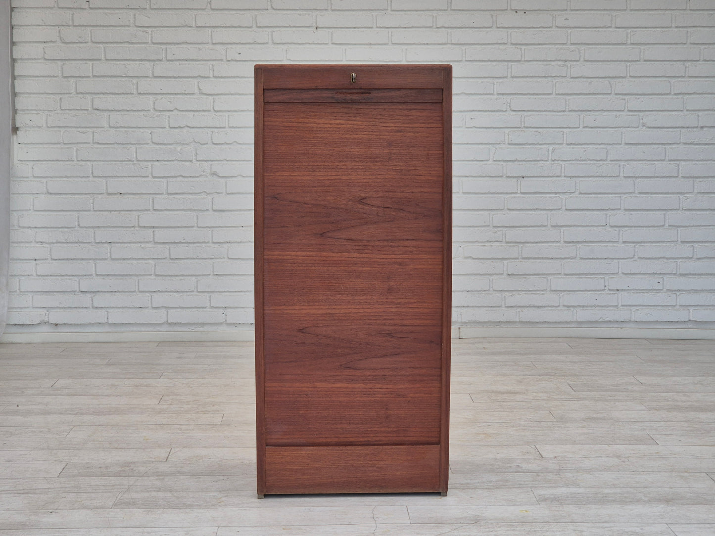 Armoire de bureau danoise des années 1960, état d'origine, bois de teck, portes coulissantes, tiroirs à l'intérieur.