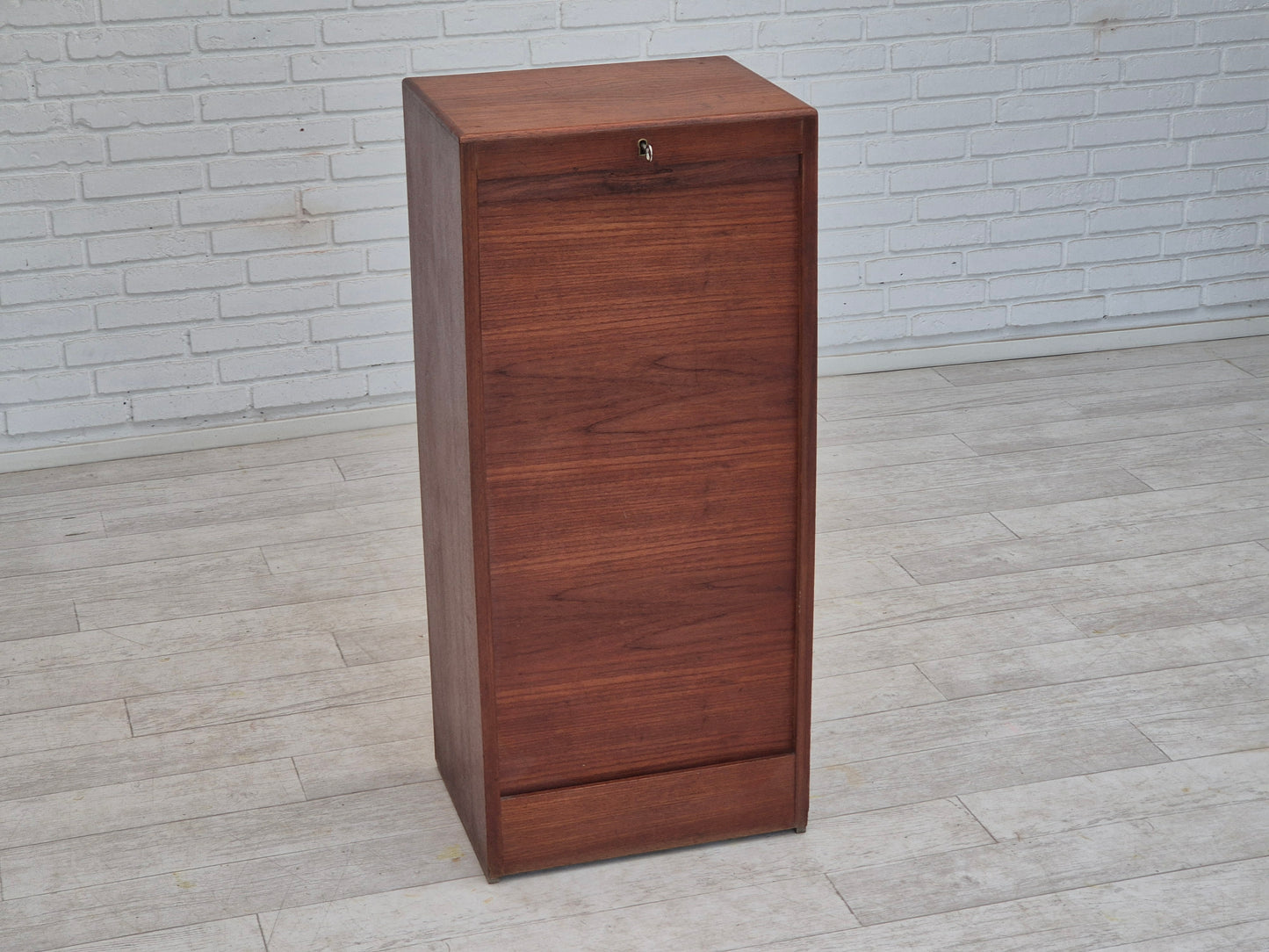 Armoire de bureau danoise des années 1960, état d'origine, bois de teck, portes coulissantes, tiroirs à l'intérieur.