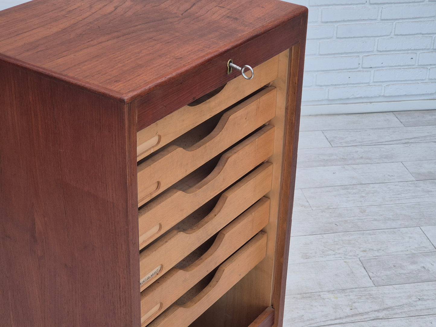 Armoire de bureau danoise des années 1960, état d'origine, bois de teck, portes coulissantes, tiroirs à l'intérieur.