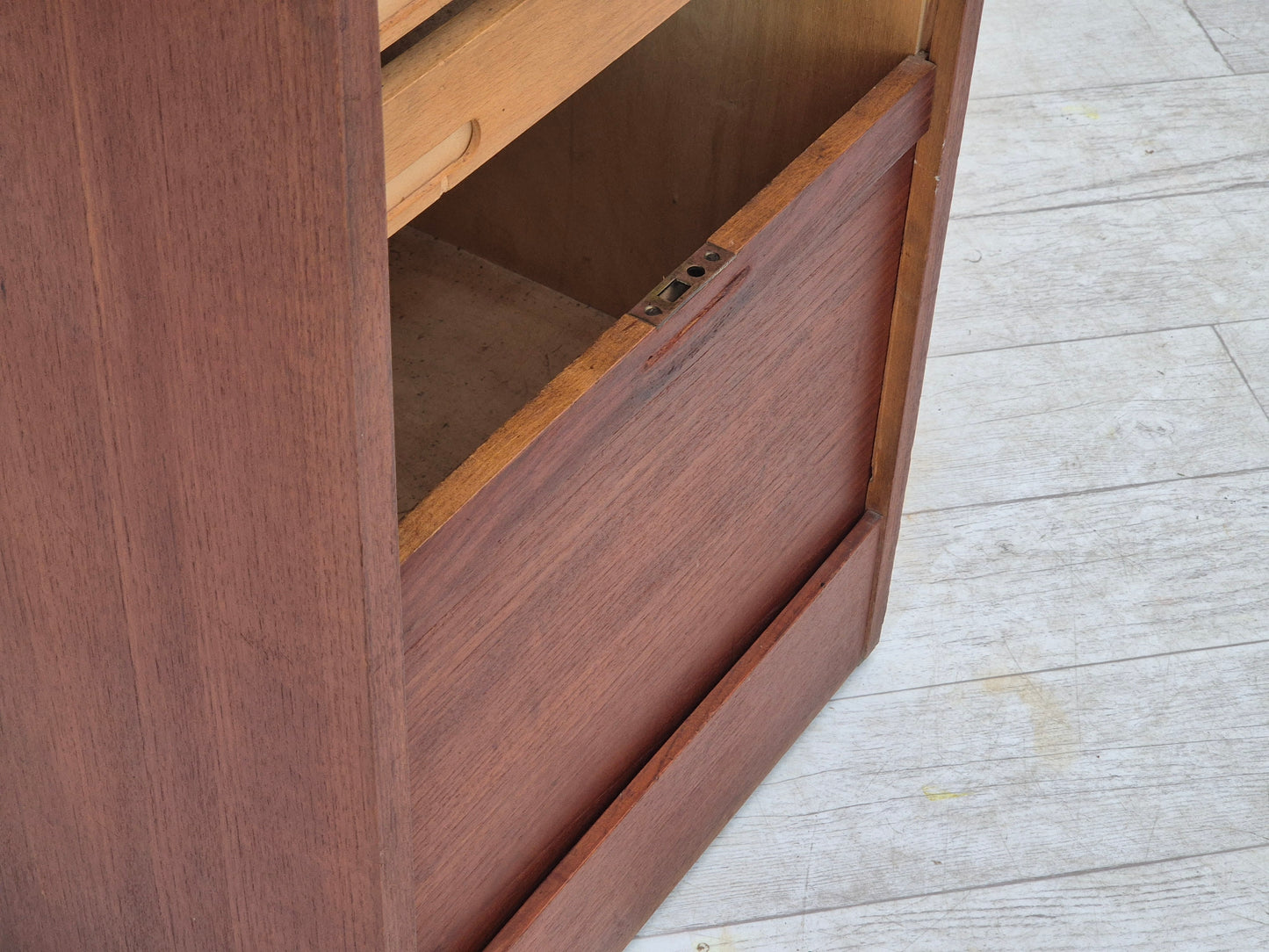 Armoire de bureau danoise des années 1960, état d'origine, bois de teck, portes coulissantes, tiroirs à l'intérieur.