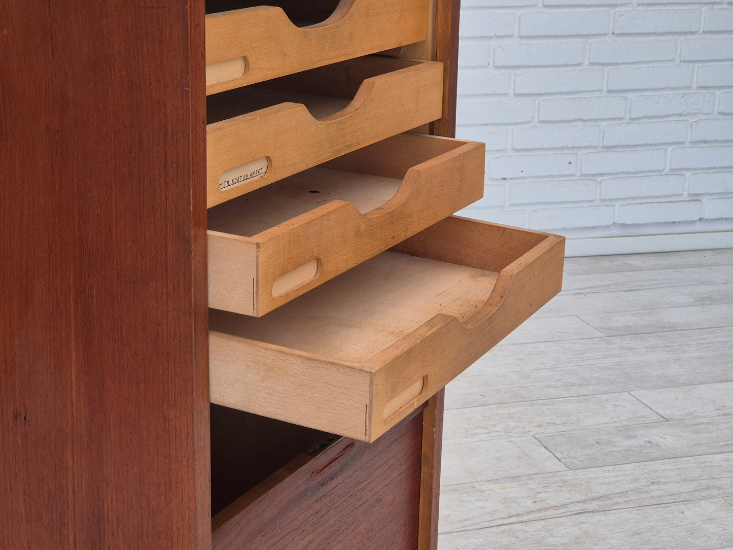 Armoire de bureau danoise des années 1960, état d'origine, bois de teck, portes coulissantes, tiroirs à l'intérieur.