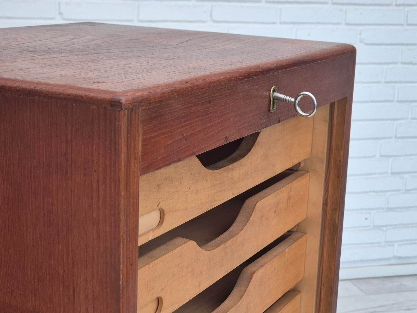 Armoire de bureau danoise des années 1960, état d'origine, bois de teck, portes coulissantes, tiroirs à l'intérieur.