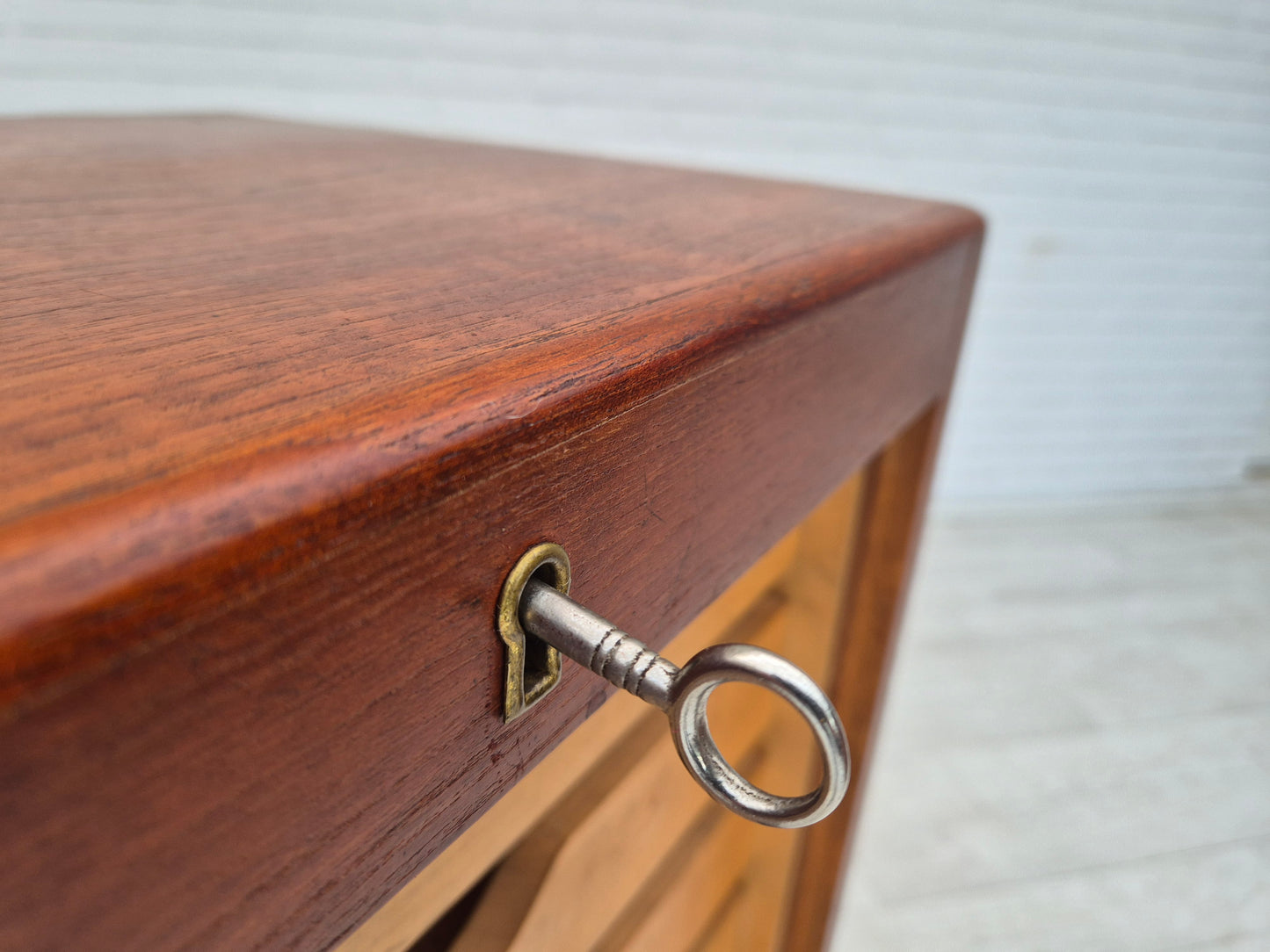 Armoire de bureau danoise des années 1960, état d'origine, bois de teck, portes coulissantes, tiroirs à l'intérieur.