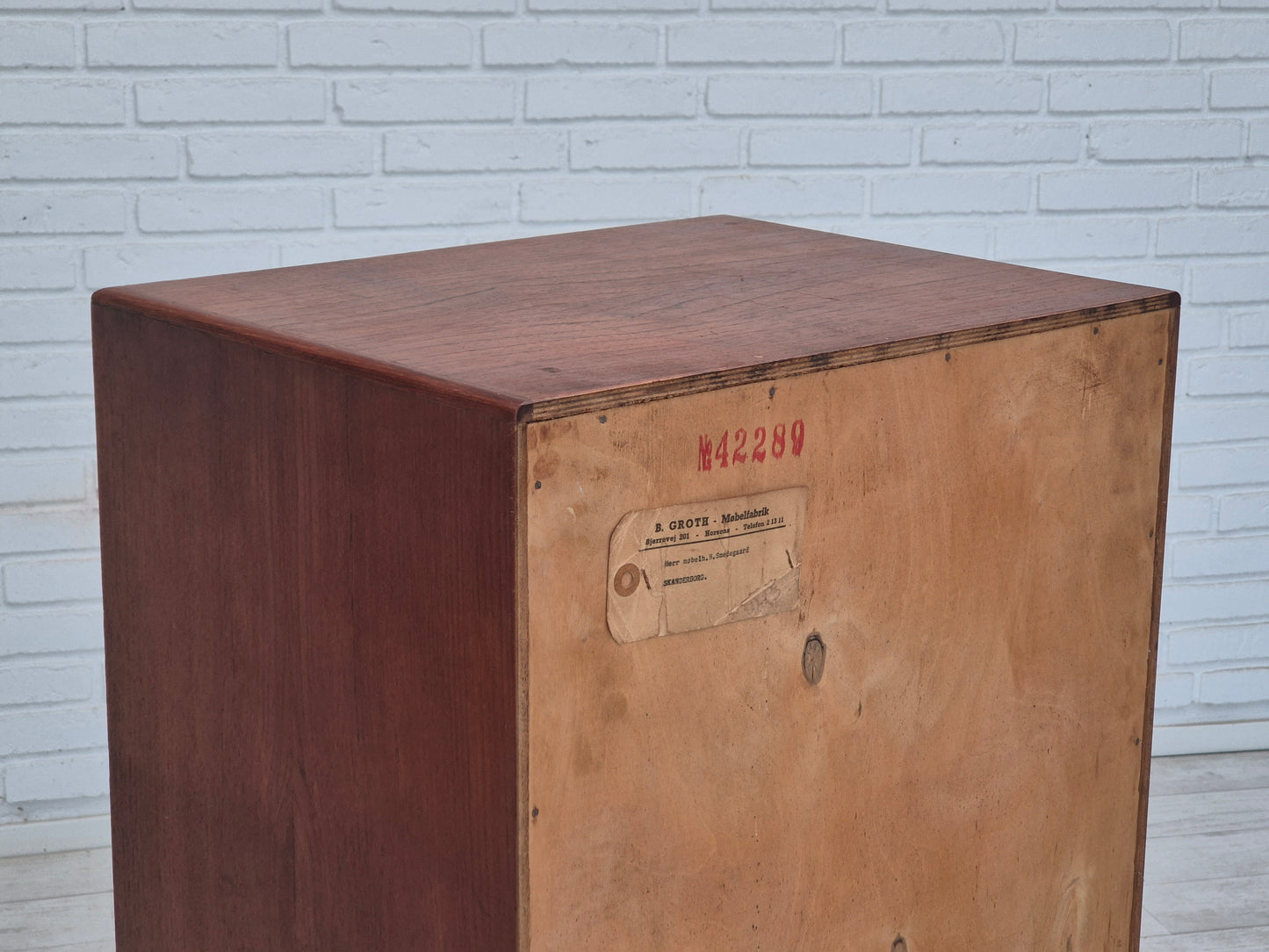 Armoire de bureau danoise des années 1960, état d'origine, bois de teck, portes coulissantes, tiroirs à l'intérieur.