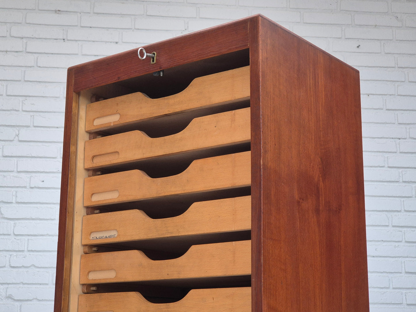 Armoire de bureau danoise des années 1960, état d'origine, bois de teck, portes coulissantes, tiroirs à l'intérieur.