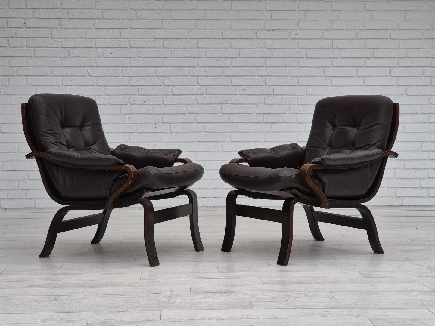 1970s, Scandinavian lounge chair in original condition, brown leather, dark bent wood.