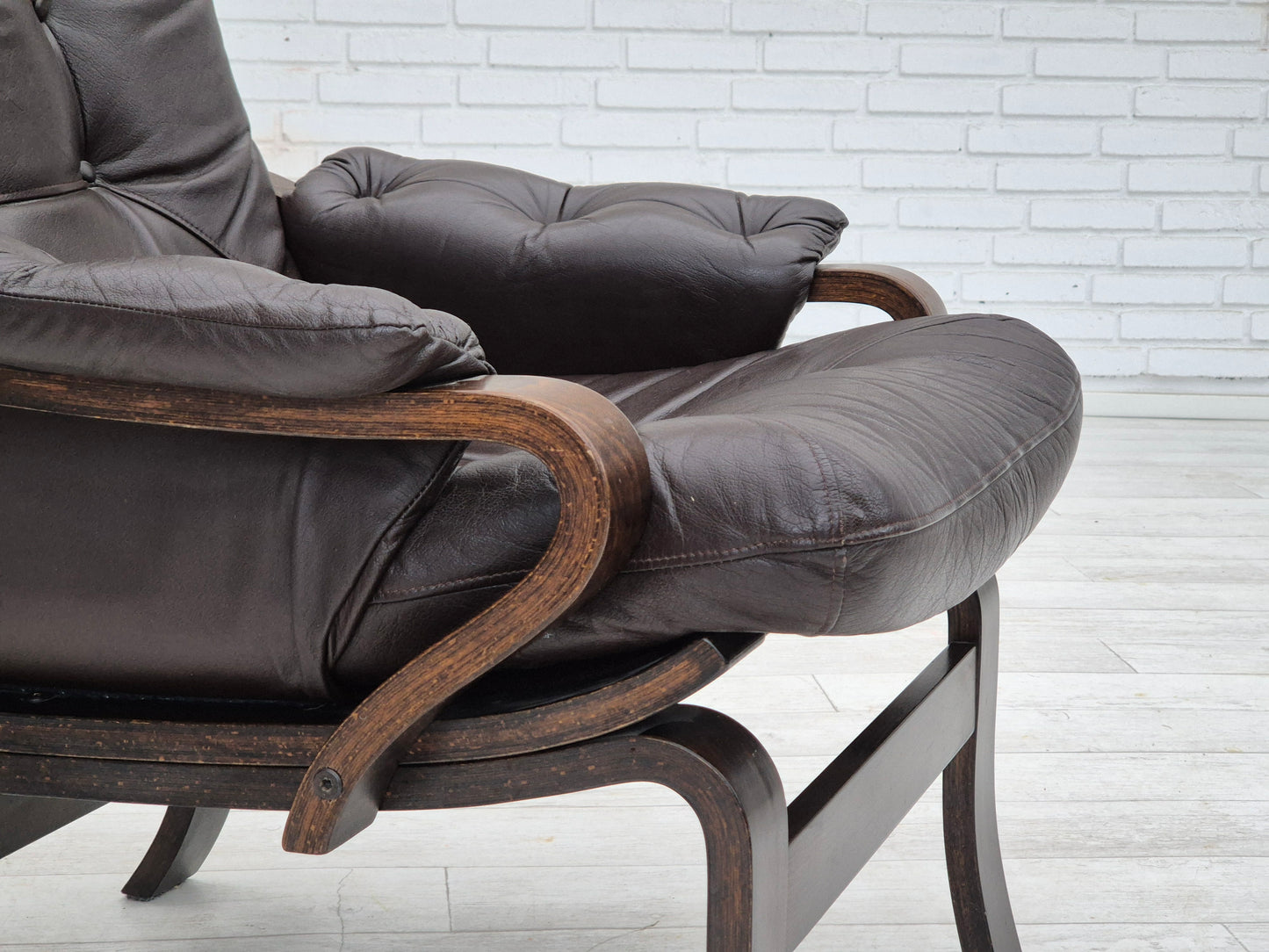 1970s, Scandinavian lounge chair in original condition, brown leather, dark bent wood.