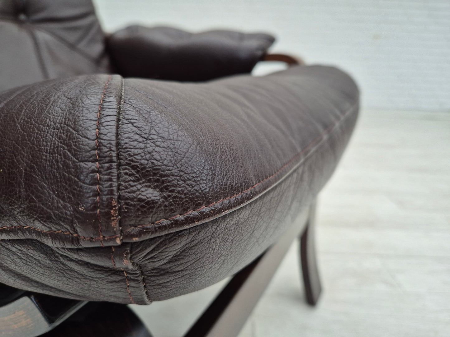 1970s, Scandinavian lounge chair in original condition, brown leather, dark bent wood.