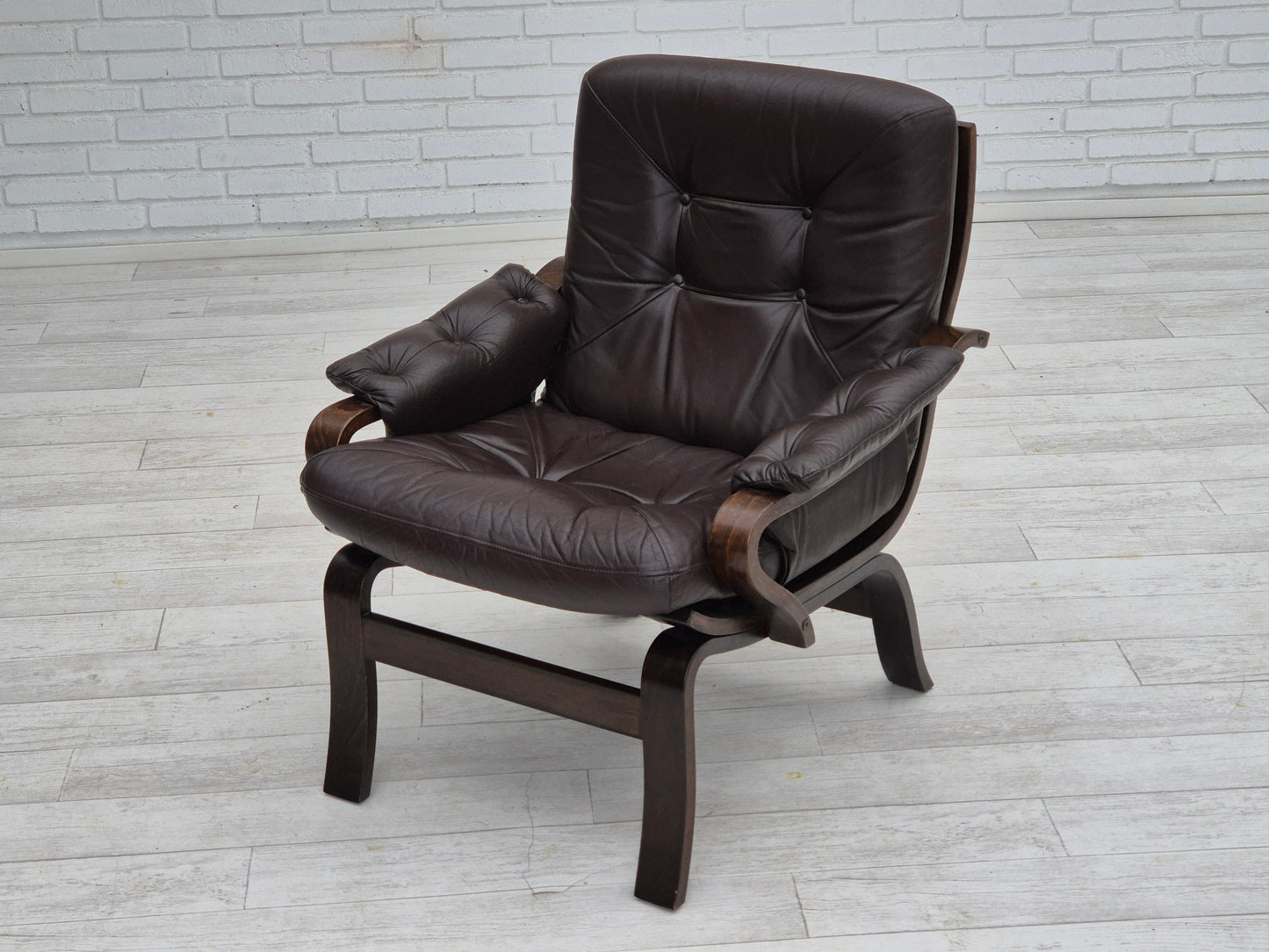 1970s, Scandinavian lounge chair in original condition, brown leather, dark bent wood.