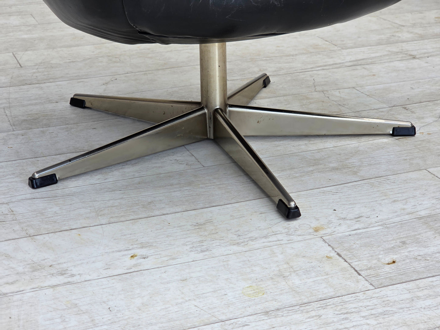 1970s, Danish swivel chair by H.W.Klein for Bramin Møbler, furniture leather.