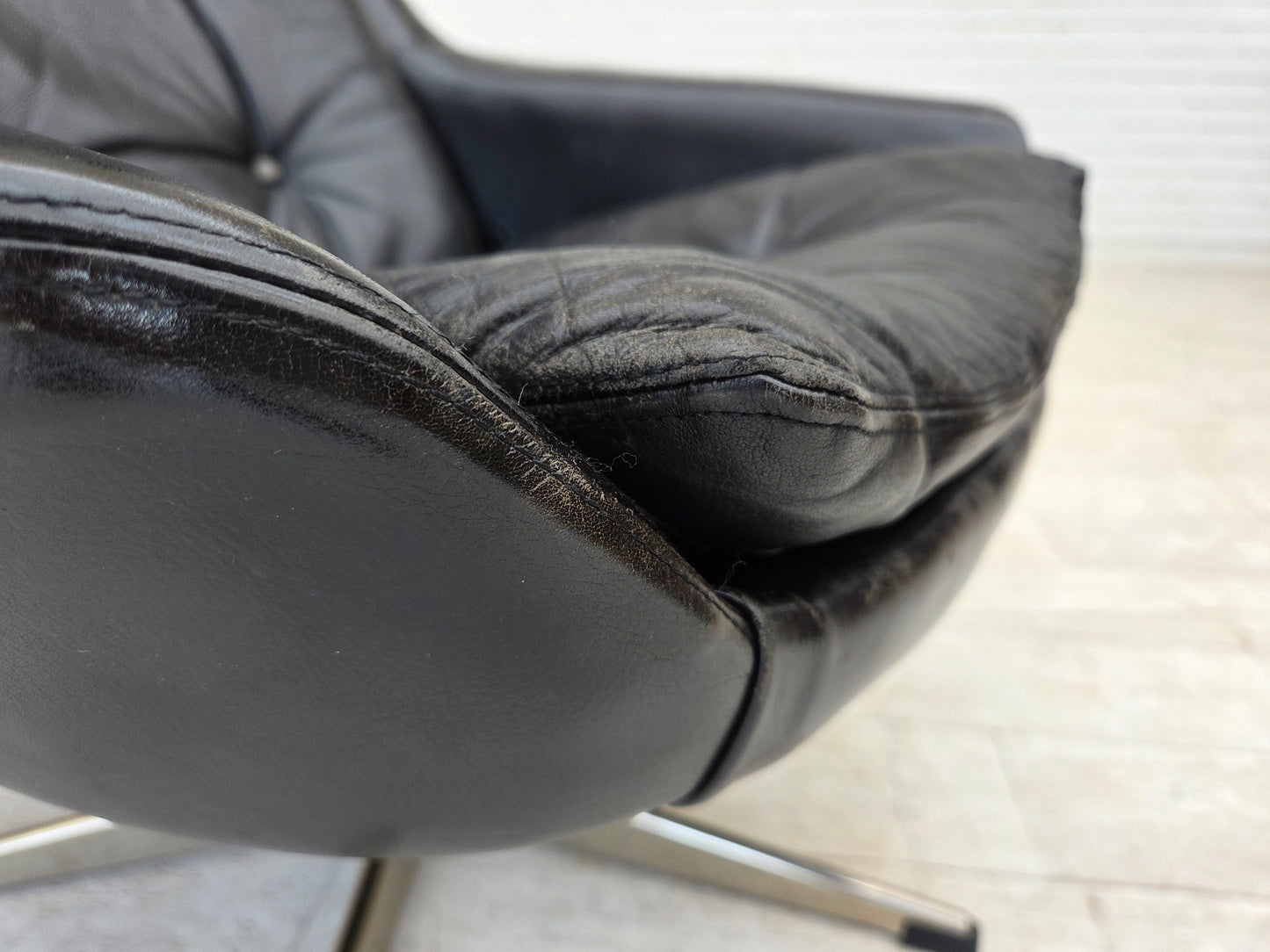 1970s, Danish swivel chair by H.W.Klein for Bramin Møbler, furniture leather.