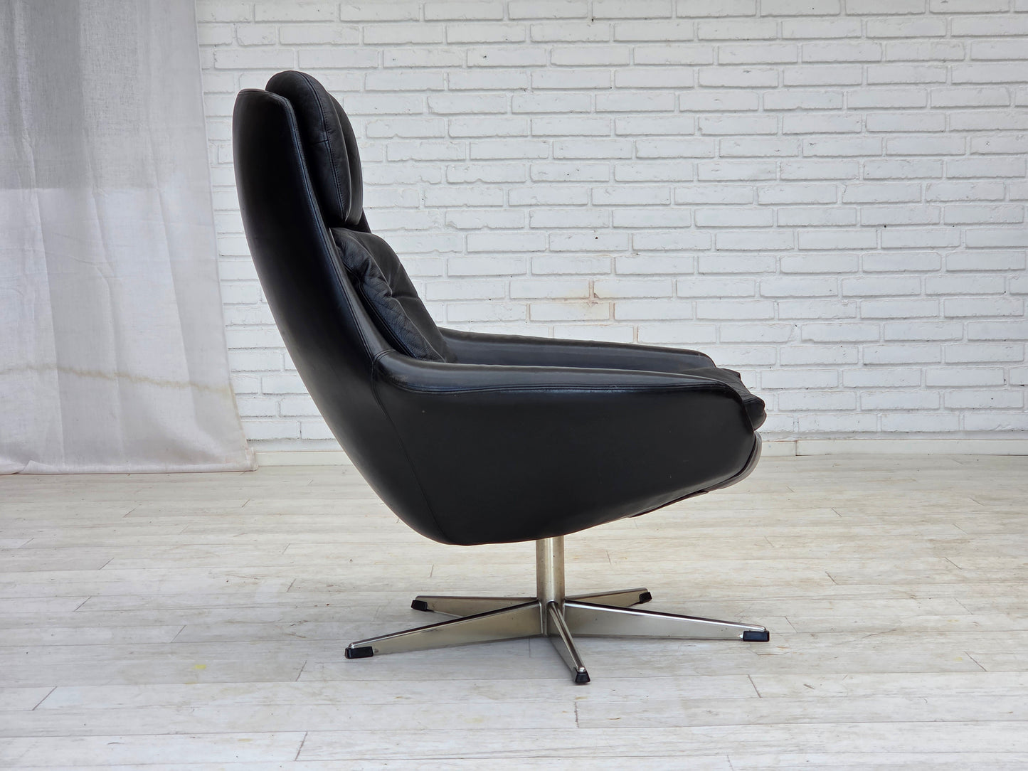 1970s, Danish swivel chair by H.W.Klein for Bramin Møbler, furniture leather.