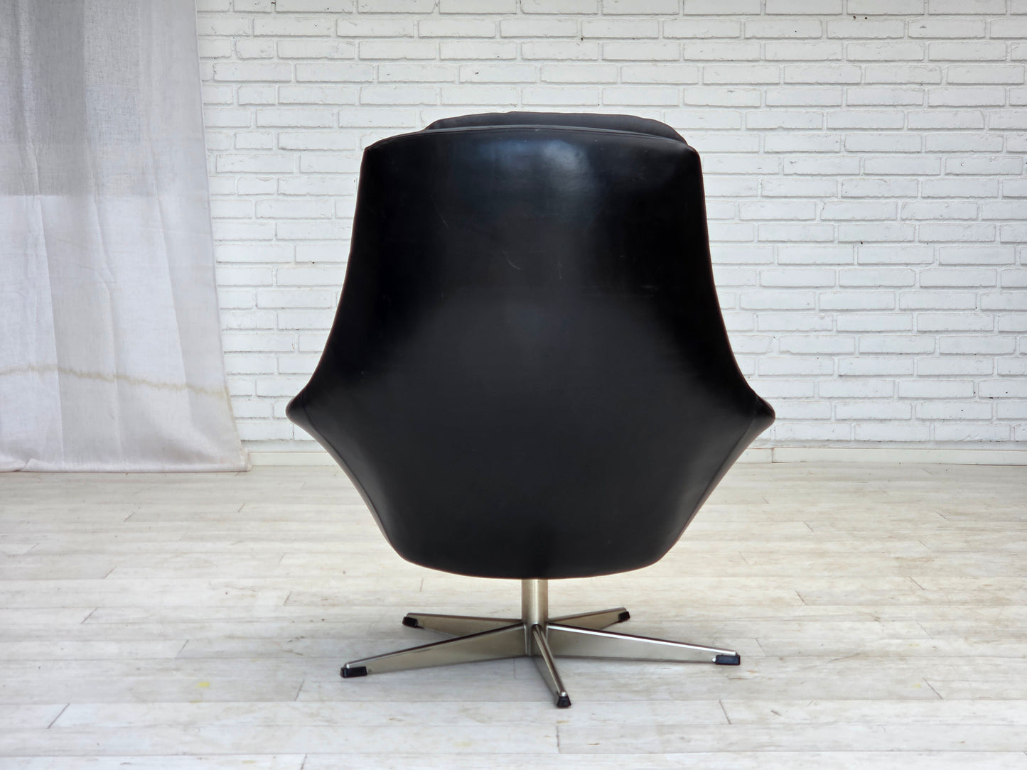 1970s, Danish swivel chair by H.W.Klein for Bramin Møbler, furniture leather.