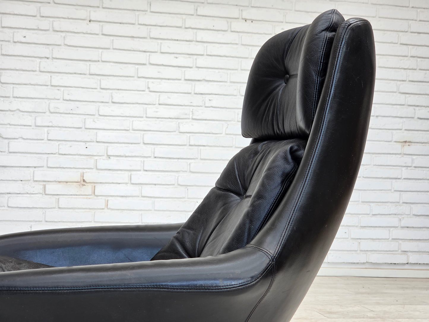 1970s, Danish swivel chair by H.W.Klein for Bramin Møbler, furniture leather.