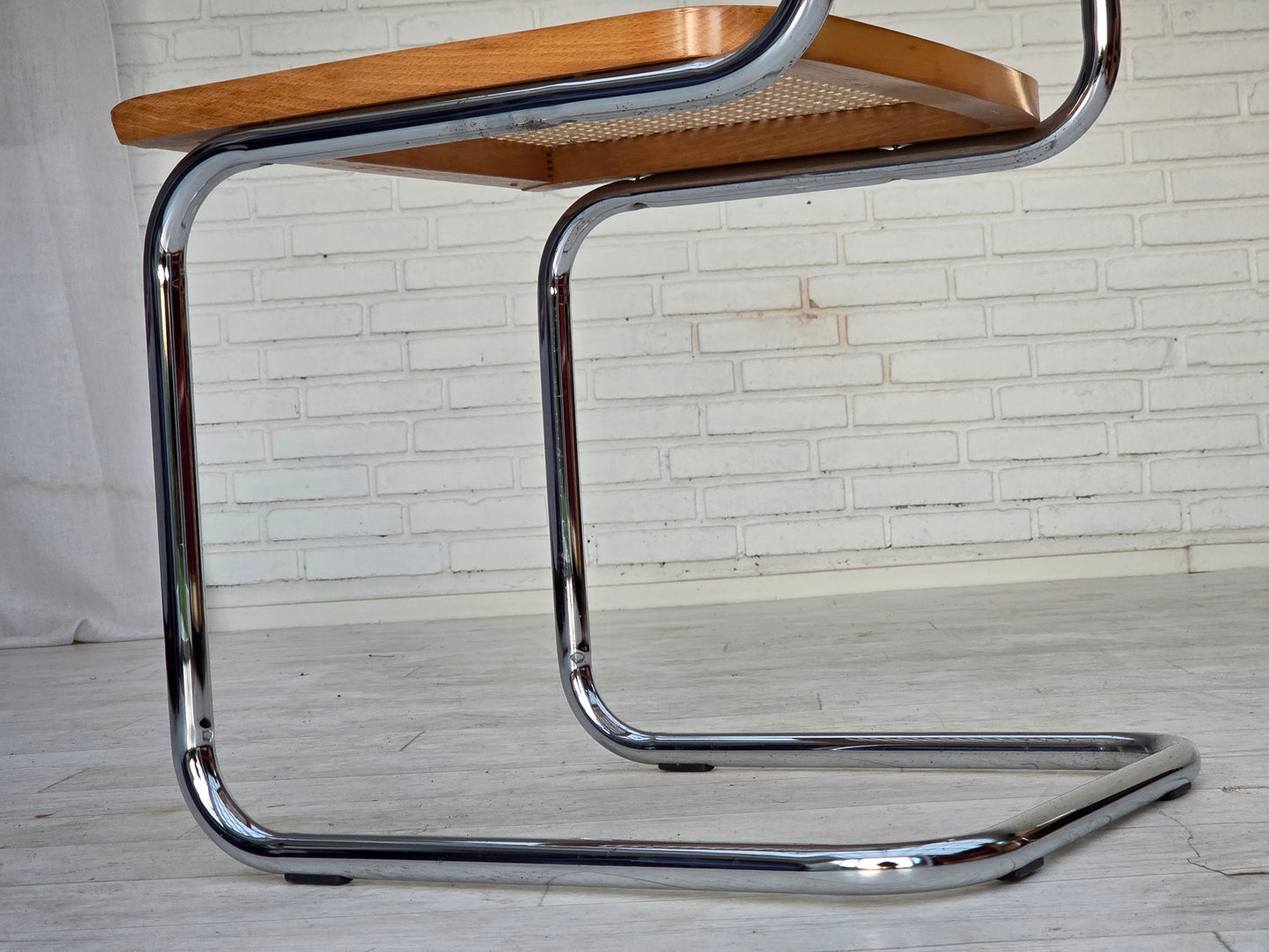 1970s, set of 4 Italian chairs in Bauhaus style, chrome steel, beech wood, furniture mesh.