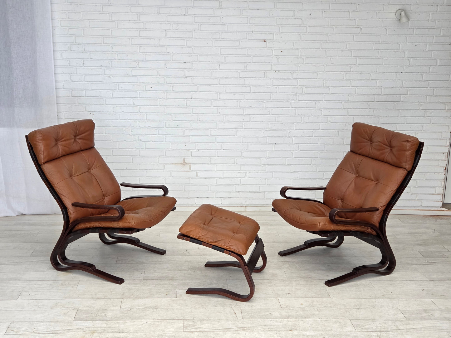 1970s, Norwegian design by Else & Nordahl Solheim, set of 2 chairs with footstool, model "Kengu".
