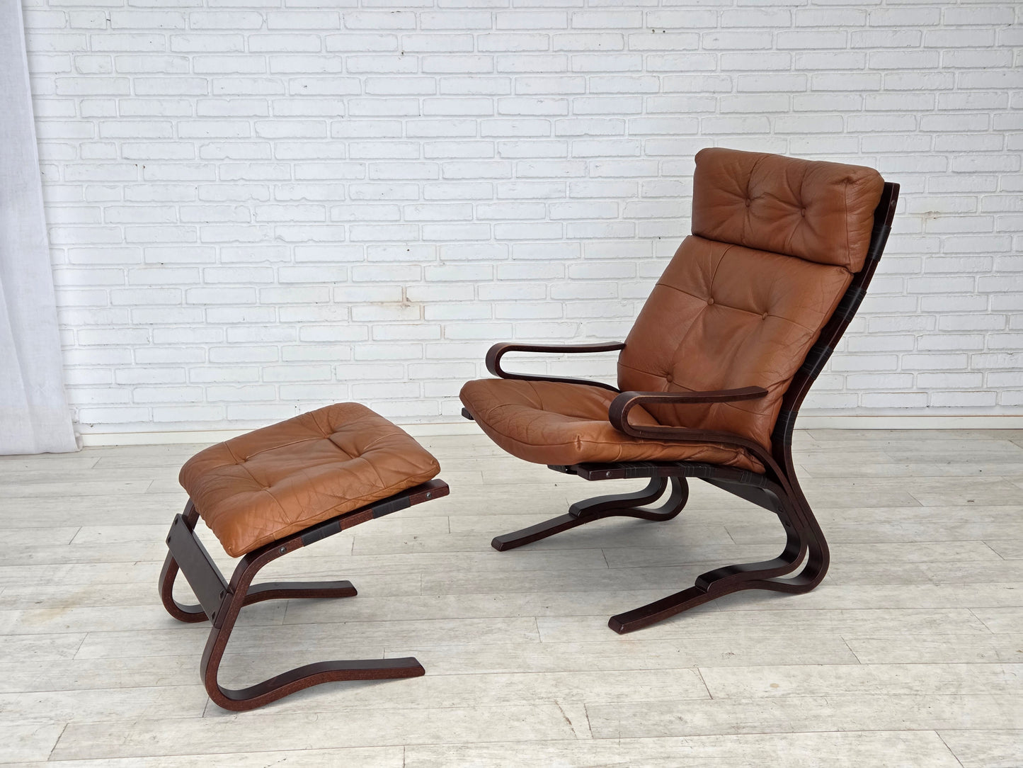1970s, Norwegian design by Else & Nordahl Solheim, set of 2 chairs with footstool, model "Kengu".