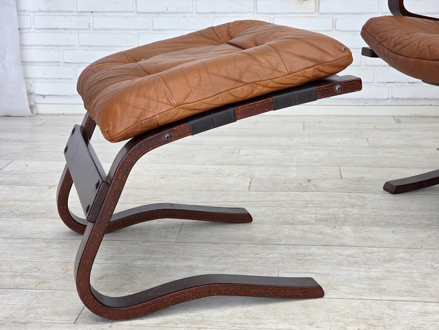 1970s, Norwegian design by Else & Nordahl Solheim, set of 2 chairs with footstool, model "Kengu".