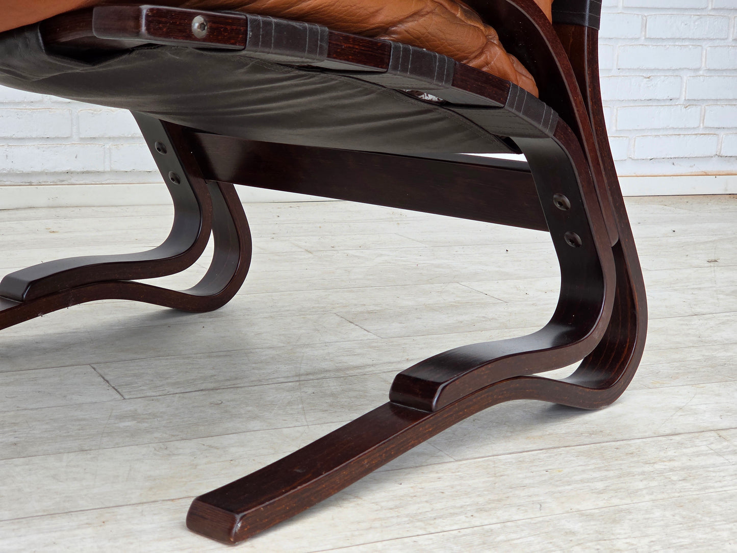1970s, Norwegian design by Else & Nordahl Solheim, set of 2 chairs with footstool, model "Kengu".