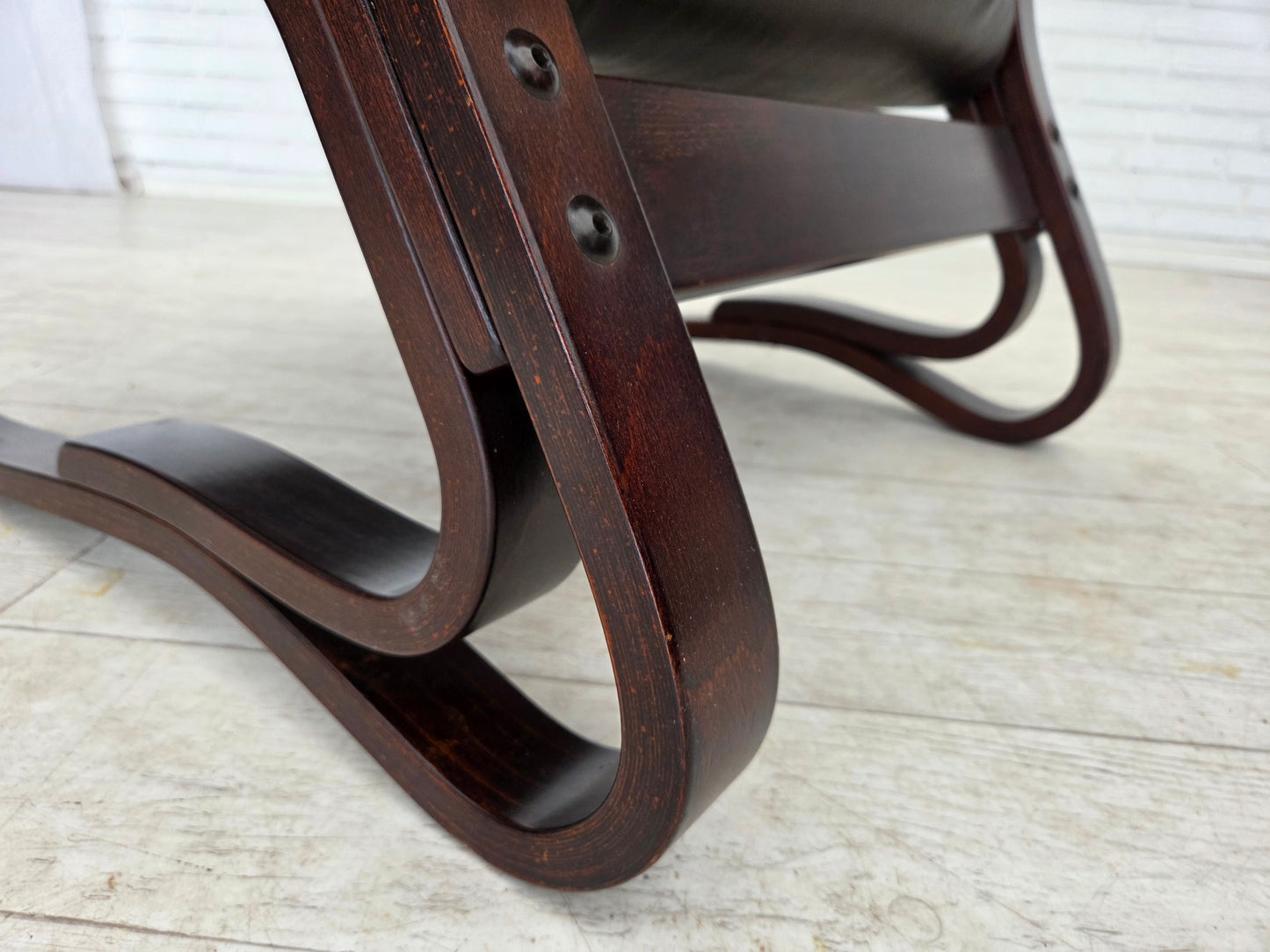 1970s, Norwegian design by Else & Nordahl Solheim, set of 2 chairs with footstool, model "Kengu".