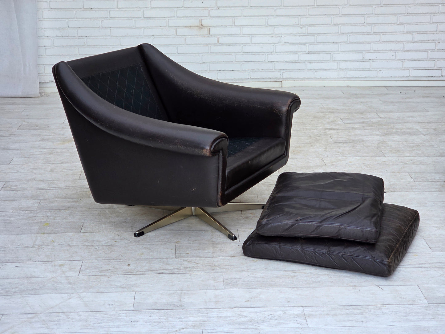 1960s, Danish swivel armchair by Aage Christensen, furniture leather.