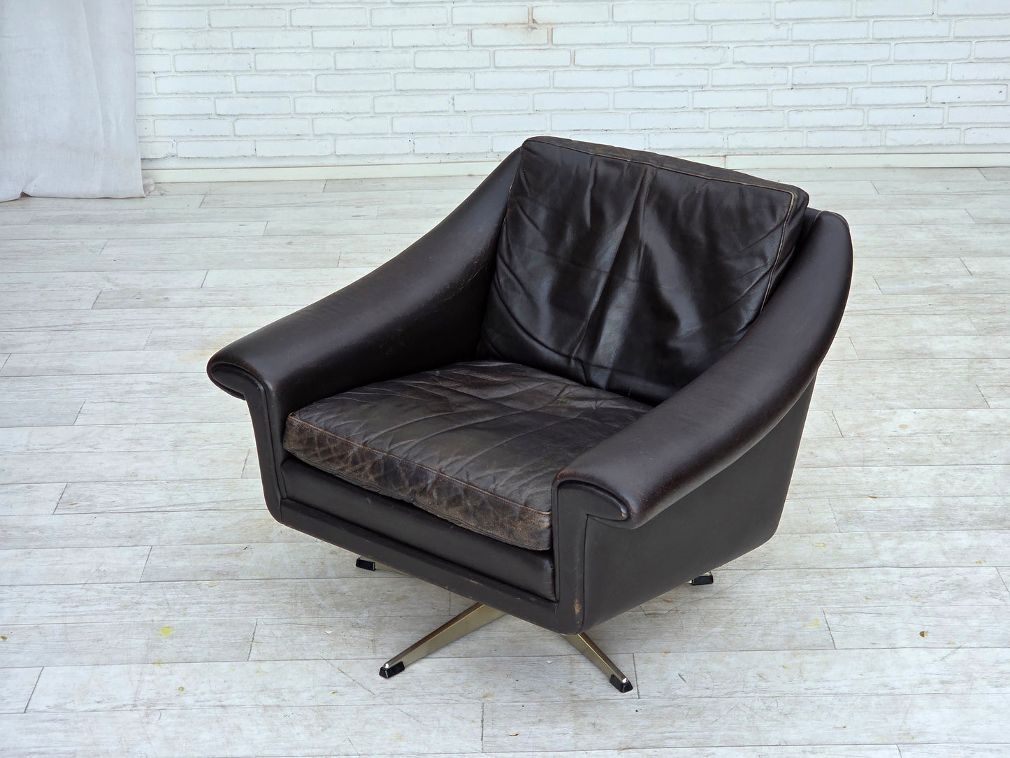 1960s, Danish swivel armchair by Aage Christensen, furniture leather.