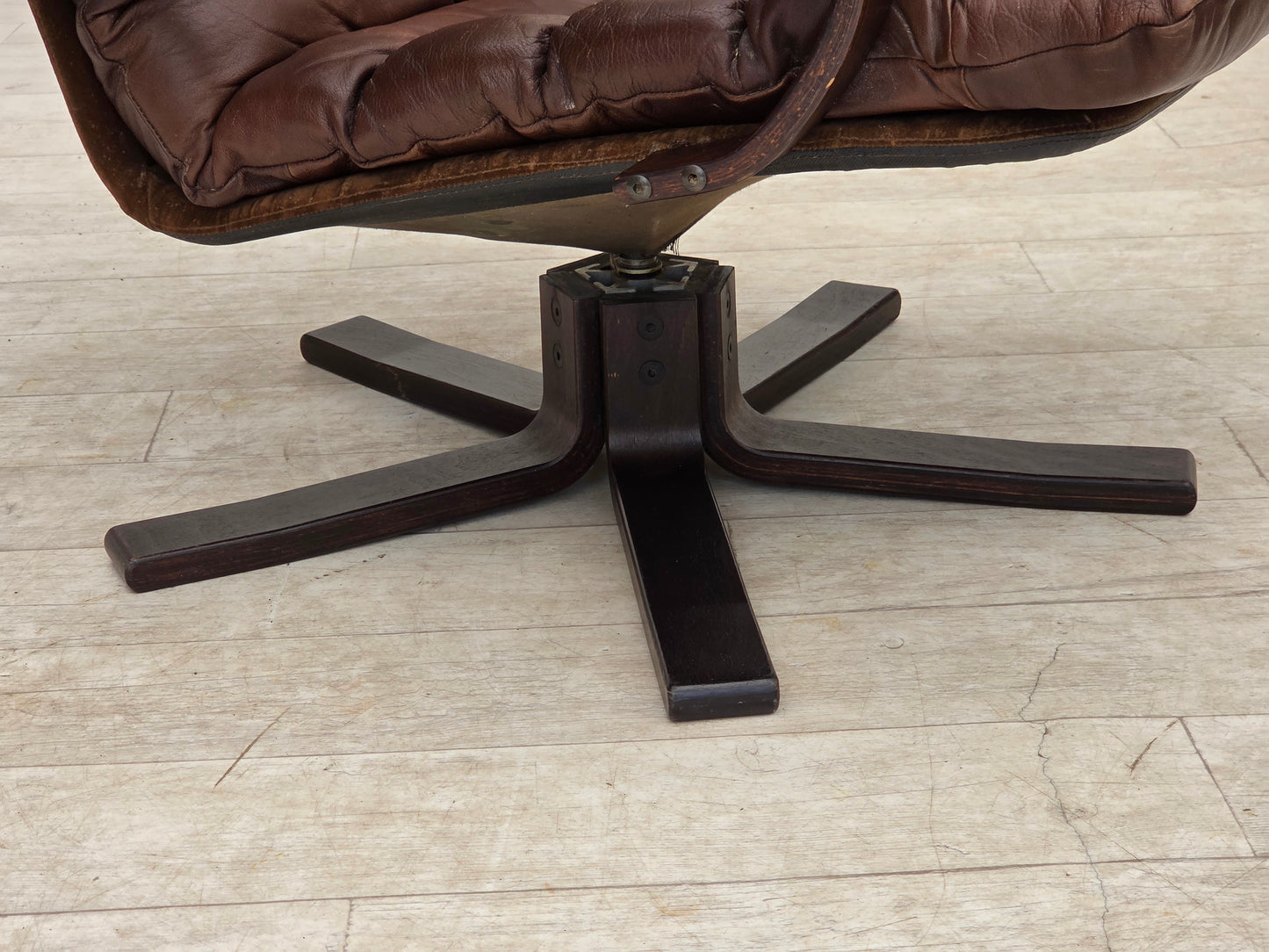 1970s, Danish swivel armchair by Georg Thams, brown furniture leather.