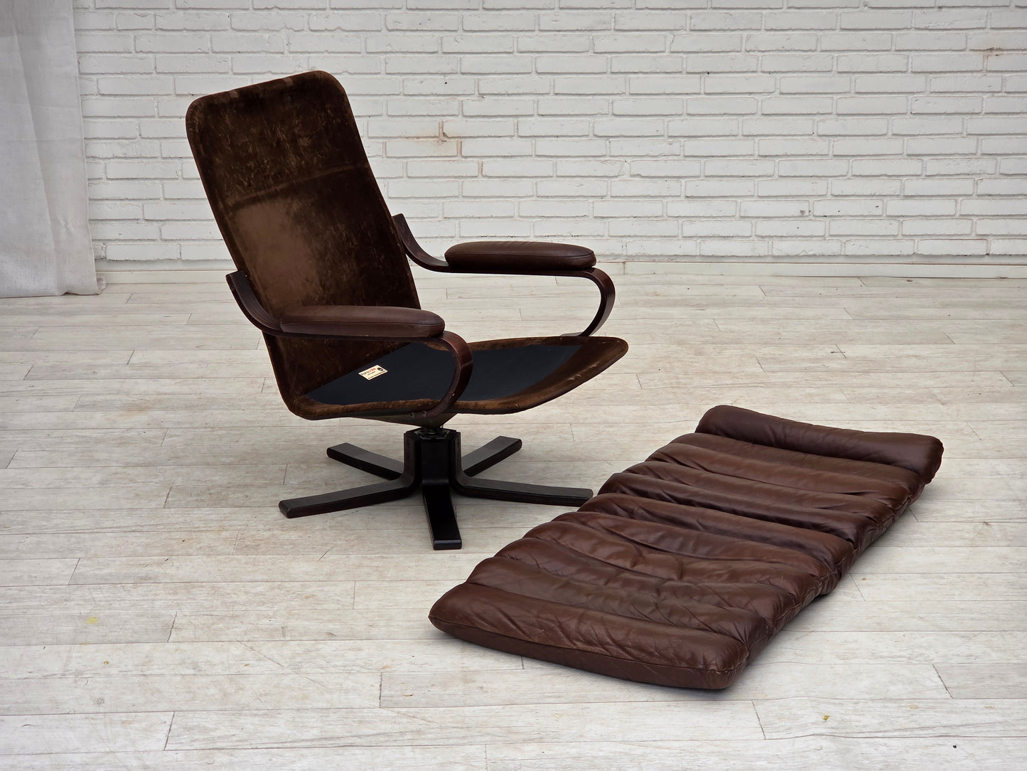 1970s, Danish swivel armchair by Georg Thams, brown furniture leather.