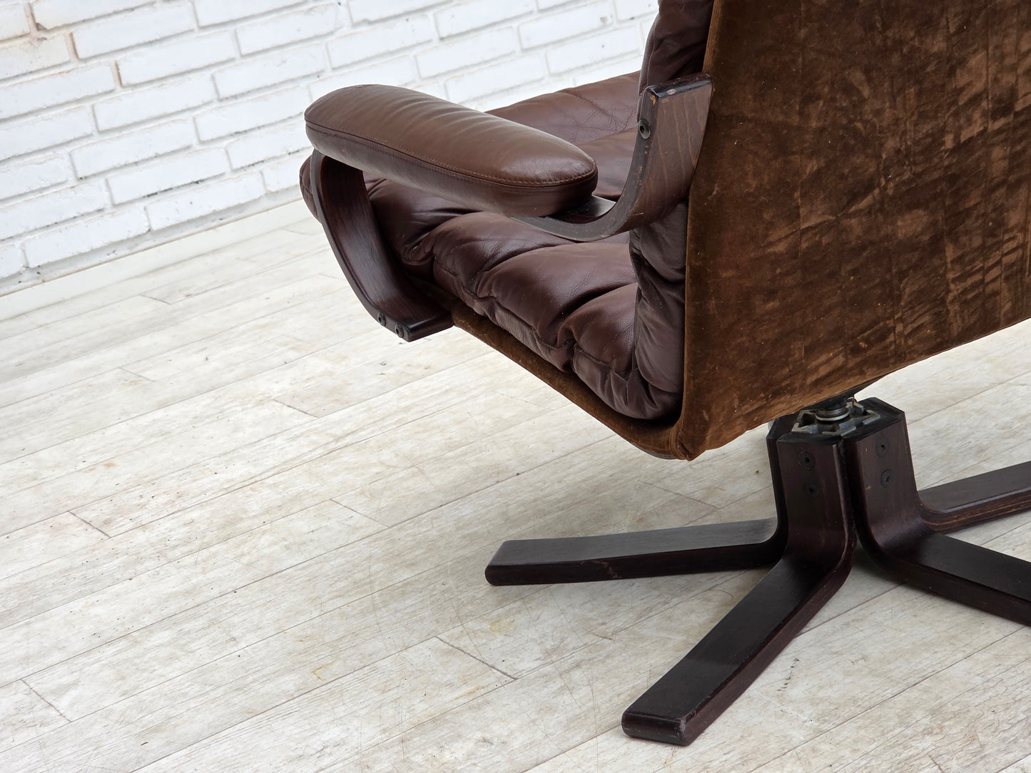 1970s, Danish swivel armchair by Georg Thams, brown furniture leather.