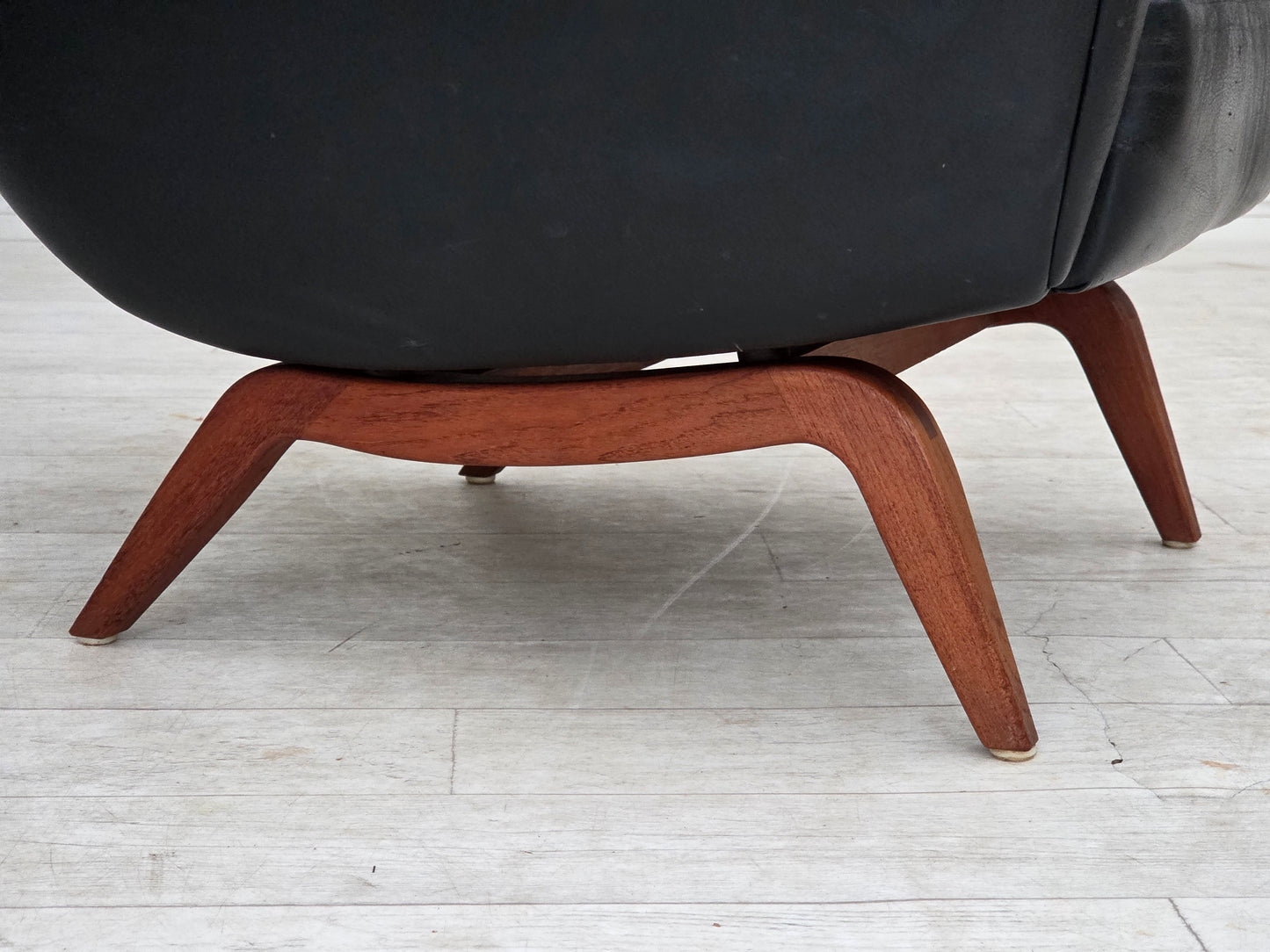 1960s, Danish design by Illum Wikkelsø, armchair, model 110, leather, teak wood.