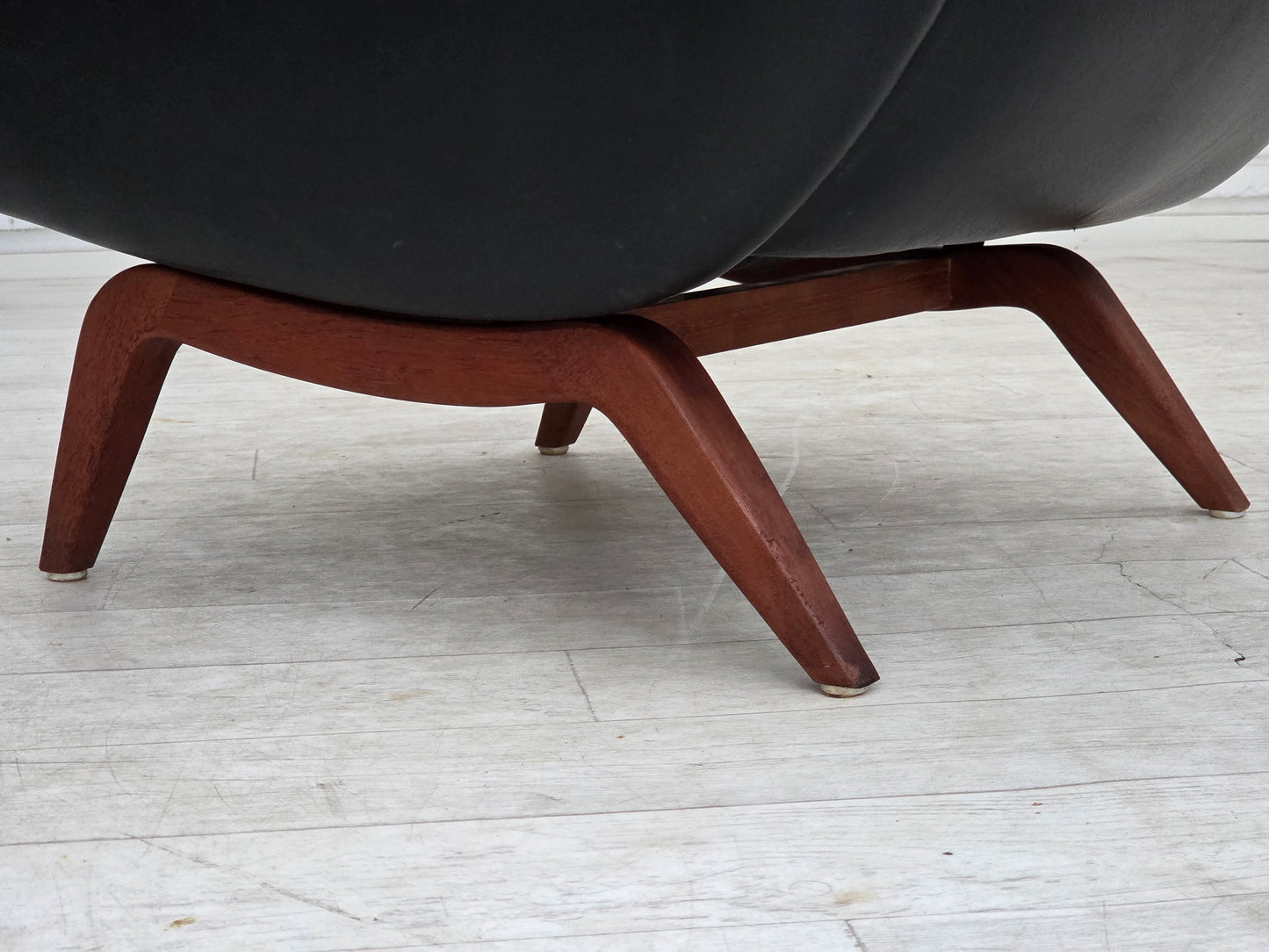 1960s, Danish design by Illum Wikkelsø, armchair, model 110, leather, teak wood.