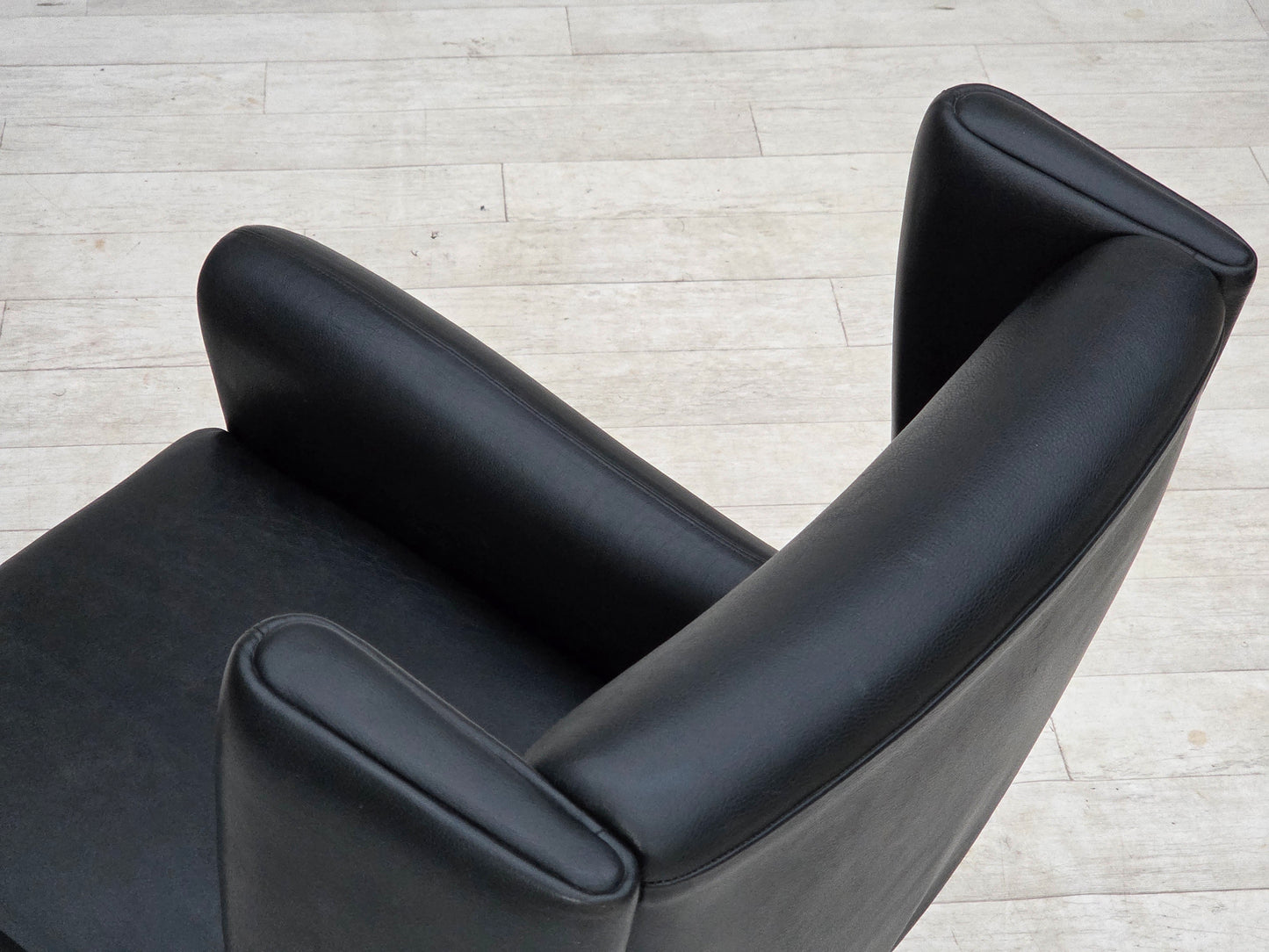1960s, Danish design by Illum Wikkelsø, armchair, model 110, leather, teak wood.